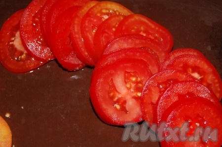 Нарежем оставшиеся помидоры тонкими ломтиками. Они понадобятся для верхнего слоя рататуя.
