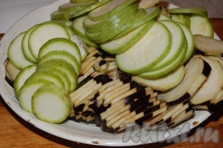 Нарежем баклажаны и кабачки для овощного рататуя тонкими ломтиками (если кабачки не молодые, то их нужно очистить от кожуры и семечек).