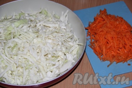 Сварить 3 яйца (в течение 10 минут после закипания воды), затем дать им остыть, очистить. Капусту нарезать на тонкие полоски. Морковь очистить и натереть на крупной тёрке. В сковороду добавить растительное масло, выложить капусту и морковь. Поставить сковороду на средний огонь.