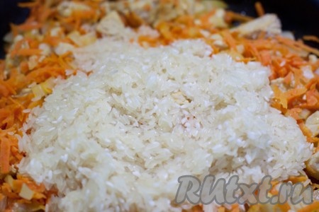 Промойте рис и добавьте в сковороду.
