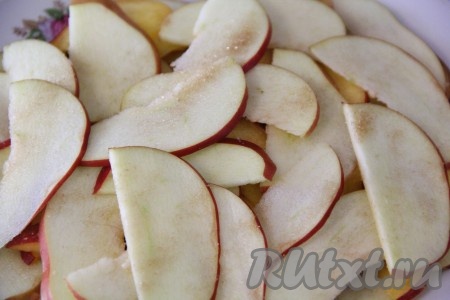Яблоко и персики вымыть, очистить от семян, нарезать тонкими дольками, присыпать сахаром. 
