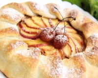 Пирог с яблоками и персиками