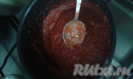 Пока гурьевская каша готовится, сделаем соус. В блендере измельчаем клубнику и варим до загустения с 1 столовой ложкой сахара и 1 столовой ложкой крахмала.