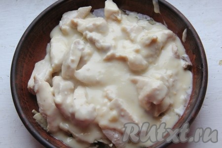 Равномерно заливаем грибы и кусочки курицы нашим сливочным соусом с сыром и ставим в разогретую духовку.