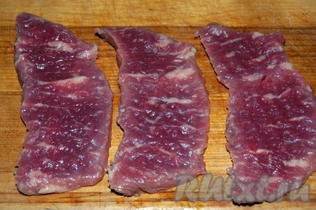 Разрезаем мясо на кусочки толщиной до 1 см. Слегка отбиваем мясо.

