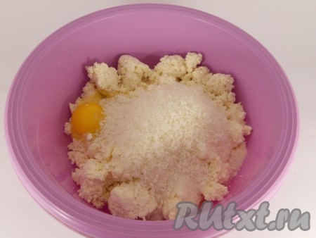 В творог добавить 2 яйца, всыпать сахар, кокосовую стружку и 2 щепотки соли.