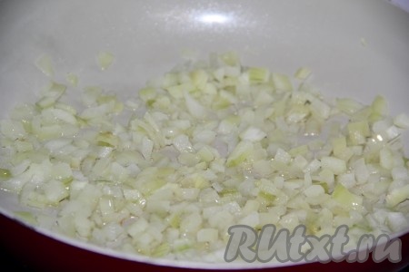 Очищенный лук мелко порезать и обжарить до золотистого цвета на разогретом растительном масле на отдельной сковороде.
