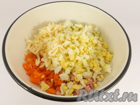 Морковь и яйца отварить, остудить и очистить. Порезать колбасу, морковь, свежий огурчик и яйца мелкими кубиками, добавить в салат натертый на крупной терке сыр.
