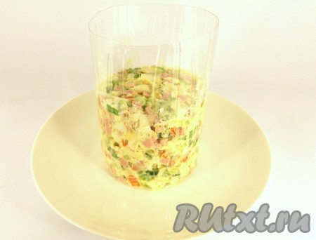 Салат перемешать и выложить в салатник или порционно на тарелку - с помощью кулинарного кольца или обрезанной пластиковой бутылки.