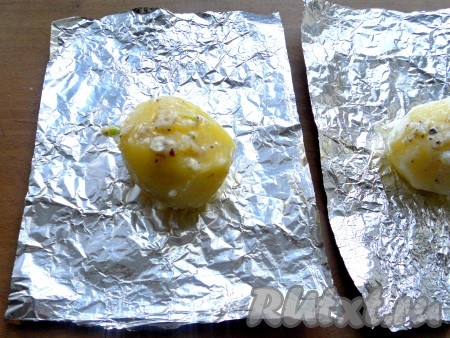 Каждую картофелину, покрытую маслом, чесноком и специями, выложить на небольшой лист фольги.