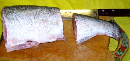 Отрезать плавники, хвост и голову. Если плавники у вашей рыбы очень твердые, воспользуйтесь специальным приспособлением на ножницах.
