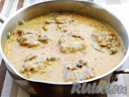 Перелить сметанный соус в сковороду к курице и готовить на медленном огне под крышкой еще 25-30 минут.