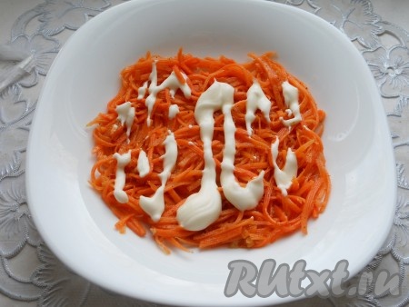 Первым слоем на тарелку выложить корейскую морковь (не сильно измельчить ножом), смазать немного майонезом. 