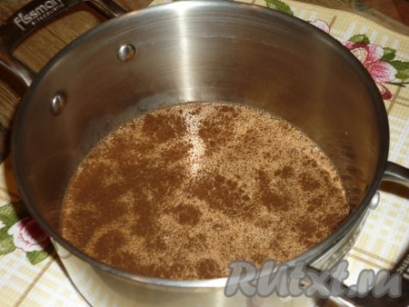 Я замешивала тесто со свежемолотым кофе, можно использовать и быстрорастворимый. Свежемолотый кофе нужно выложить в ёмкость (например, в кастрюлю или турку), в которой уже находится 100 миллилитров молока, перемешать, поставить на плиту, после закипания варить 1-2 минуты. Затем процедить кофе. Если вы готовите со свежерастворимым кофе, тогда его нужно всыпать в ёмкость с горячими 100 миллилитрами молока, тщательно перемешать кофе. Горячему кофе дать немного остыть, в затем влить в него оставшиеся 250 миллилитров молока, перемешать кофейно-молочную смесь.