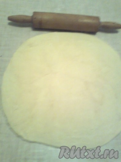Раскатать тесто в пласт толщиной 0,5 см,

