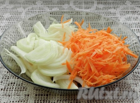 Морковь и луковицу очистить. Лук нарезать полукольцами, морковь натереть на крупной тёрке.