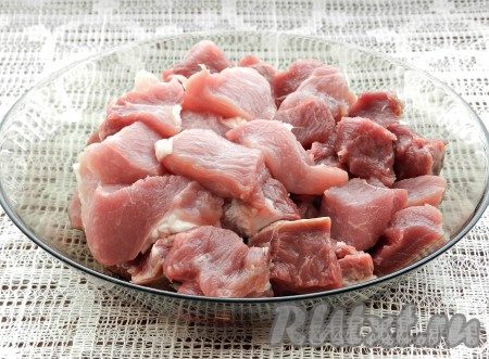 Свинину вымыть, обсушить и нарезать на кусочки размером 2 на 3 сантиметра. Для тушения лучше всего взять свинину с небольшим количеством жира, например, шею или грудинку.