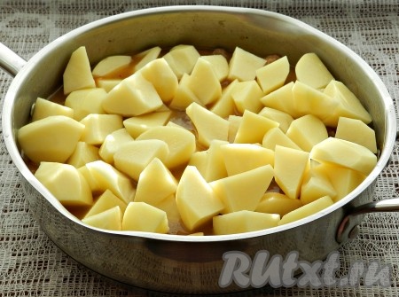 Картофель нарезать на дольки, посолить по вкусу, добавить в сковороду, перемешать.