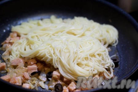 Затем выложите в сковороду готовые спагетти, перемешайте и подержите на плите еще 5 минут.