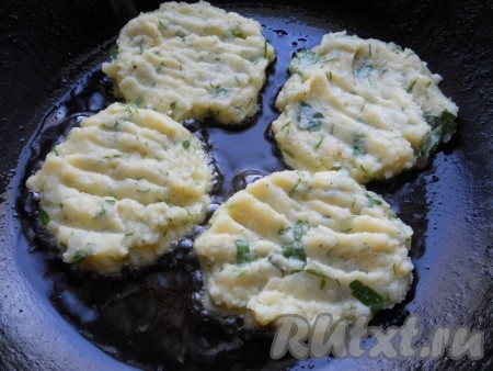 Выкладывать картофельную массу ложкой, в виде оладий, на разогретую с растительным маслом сковороду.
