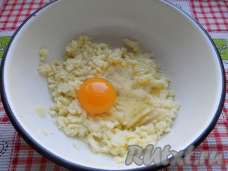 Картофельное пюре размять хорошо вилкой. Добавить яйцо.