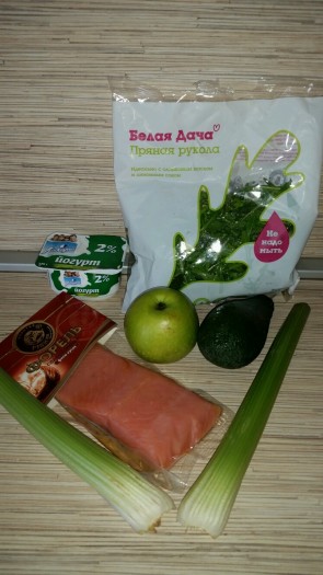 Подготовить все ингредиенты для приготовления салата с авокадо, сельдереем и лососем.
