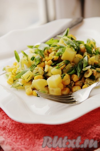 Тщательно перемешать и подать к столу очень вкусный, сытный салат с картофелем и кукурузой.