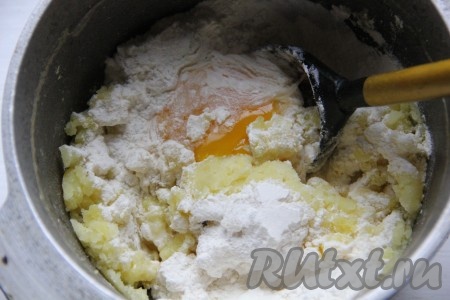 Для приготовления картофельных клецок заранее отвариваем очищенную картошку в подсоленной воде до готовности (в течение минут 25 с момента закипания воды), затем воду сливаем. Разминаем картофель до однородности, даём получившемуся пюре остыть, затем добавляем яйцо и 1 столовую ложку муки, тщательно перемешиваем. Затем добавляя по 1 столовой ложке оставшейся муки и полностью вмешивая её, замешиваем картофельное тесто. Добавляя муку, учитывайте, что тесто должно получиться достаточно мягким, в меру густым, оно не должно быть жидким, но и в ком оно собираться не должно.