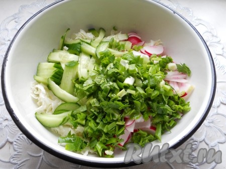 К пекинской капусте и редису добавить измельченную зелень и свежий огурчик, порезанный полукружками или соломкой. Салат перемешать.
