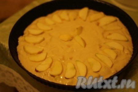 Тщательно перемешайте. Форму смажьте растительным маслом и вылейте в нее тесто. Сверху по желанию манник можно украсить ломтиками яблок (например, как на фото).
