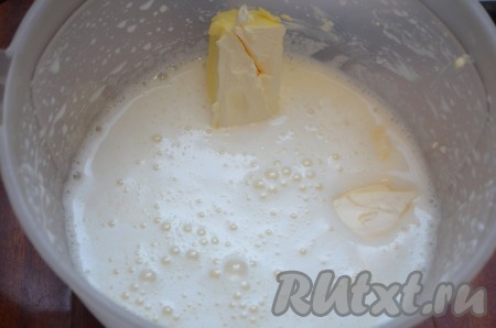 Добавить молоко и сливочное масло комнатной температуры, взбить миксером до однородности.