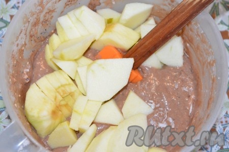 Добавить очищенные и нарезанные на кусочки яблоки, аккуратно перемешать.