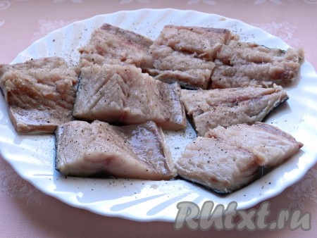 Разрезать каждую половинку рыбы на 4-5 частей. Поперчить по вкусу, посолить.