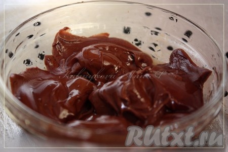 Растопить шоколад на водяной бане или в микроволновке и нанести шоколад на замороженные заготовки конфет, сверху присыпать кешью.
