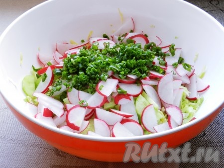 Добавить в салатник мелко нарезанную зелень.