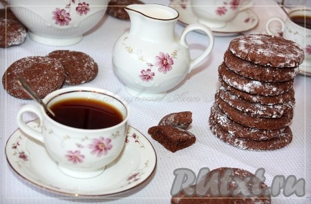 Шоколадно-малиновое печенье станет прекрасным дополнением к чашечке чая или кофе. Приятного чаепития!
