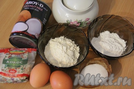 Подготовить продукты для приготовления блинов на кокосовом молоке с яйцом.