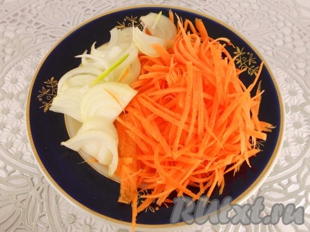 Лук порезать тонкими четвертинами, морковь натереть на терке для корейской моркови или на крупной терке.