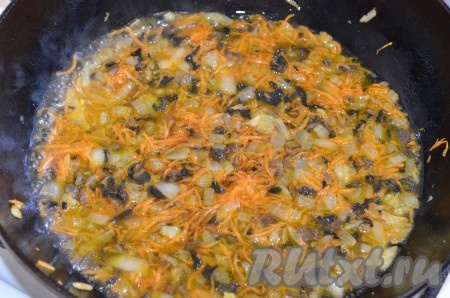 Затем в сковороду влить 200 миллилитров воды, в которой варились грибы, посолить, поперчить, довести до кипения, уменьшить огонь и потушить на небольшом огне 3 минуты (морковка должна стать мягкой).