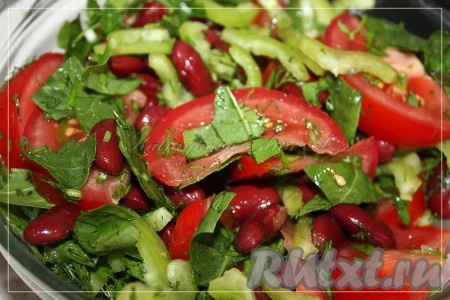 Овощи, зелень, щавель и фасоль смешать, по желанию посолить, приправить маслом и подать вкусный, сочный весенний салат к столу.
