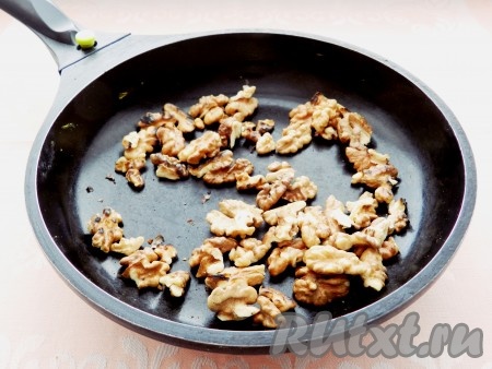 Орехи поджарить на сухой сковороде и измельчить.