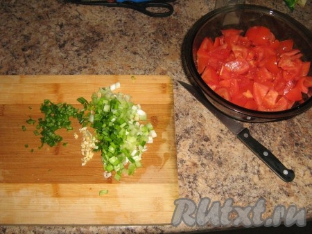 Пока наше мясо запекается в духовке, мы сделаем сальсу (по факту - это острый салат). Нарезаем помидоры (не обязательно черри). Зеленый перец чили, чеснок и зеленый лук шинкуем и отправляем к помидорам.
