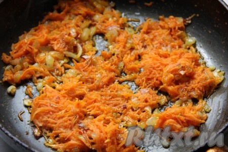Пока тесто отдыхает, приготовить начинку. Картофель предварительно очистить, залить водой и отварить до готовности (варим 20-25 минут), слить с него воду и потолочь в пюре. Морковку и лук очистить. Натёртую морковь и нарезанный лук обжарить на среднем огне, помешивая, на растительном масле до золотистого цвета.