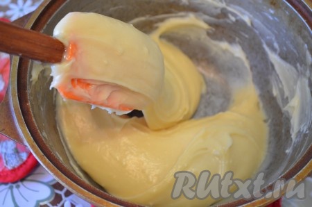 После добавления всех яиц тесто должно стать не жидким и не крутым, плавно стекающим с лопатки.