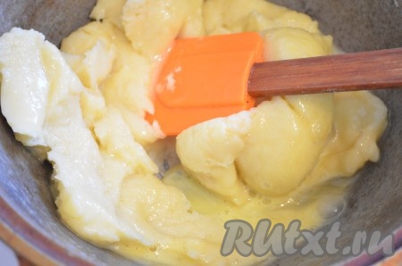 Перед тем как добавить яйцо, его нужно слегка взбить. Ввести яйца в тесто по одному, вымешивая заварное тесто после добавления каждого яйца до получения гладкого теста.