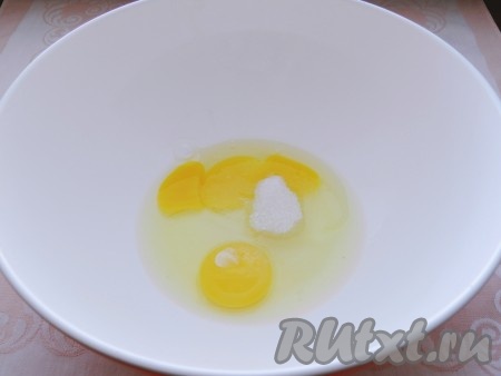 Яйца разбить в миску, всыпать соль и сахар, взбить венчиком до однородности.