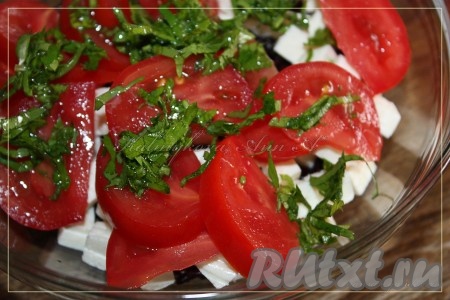 Рис, помидоры, сыр, заправку для салата соединить и перемешать, добавить соль и специи по вкусу.

