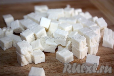 Адыгейский сыр нарезать кубиками.
