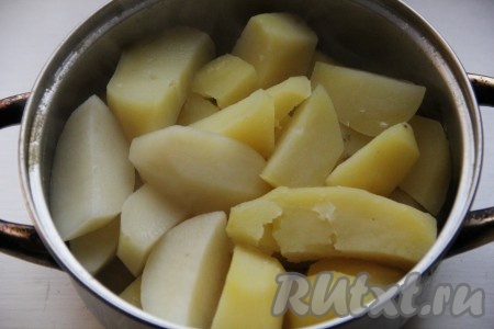 Слить с готового картофеля воду в отдельную чашку. Размять картошку толкушкой в пюре.