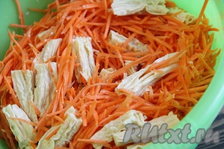 Очищенную морковь нарезать соломкой или натереть на тёрке для корейской моркови. В глубокую миску выложить морковь, соевую спаржу и перемешать.